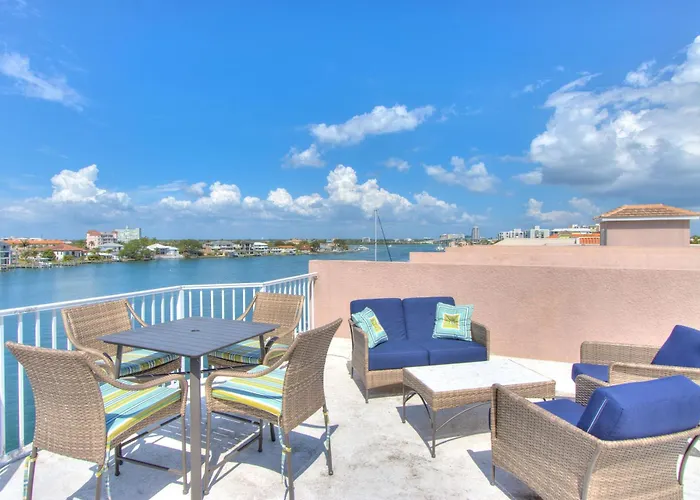Bayway Luxury Waterfront Townhome & Pool Ferienhaus