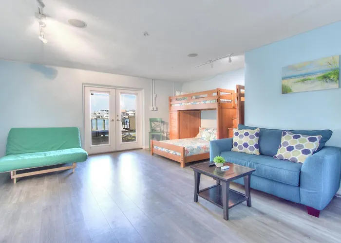 Bayway Luxury Waterfront Townhome & Pool Ferienhaus