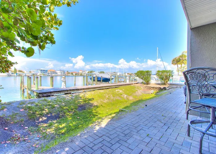 Bayway Luxury Waterfront Townhome & Pool Ferienhaus
