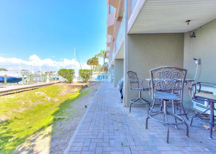 Bayway Luxury Waterfront Townhome & Pool Ferienhaus *