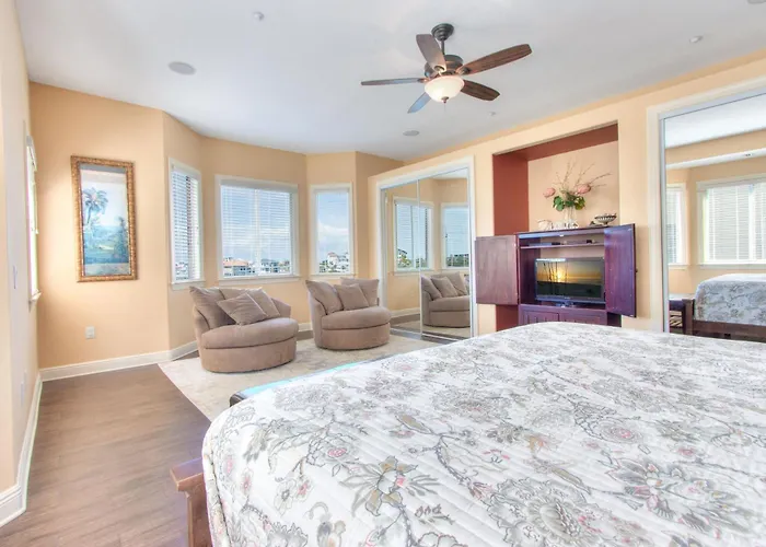 Bayway Luxury Waterfront Townhome & Pool Ferienhaus *