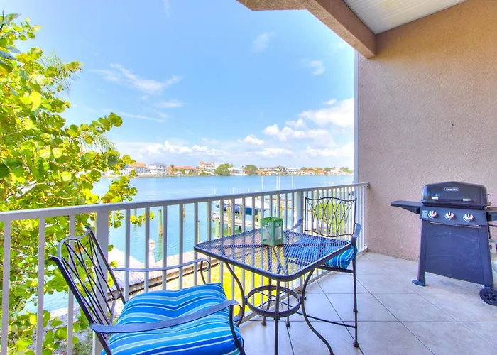 Bayway Luxury Waterfront Townhome & Pool Ferienhaus