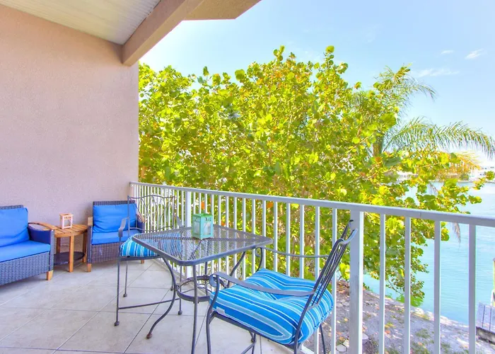 Bayway Luxury Waterfront Townhome & Pool Ferienhaus