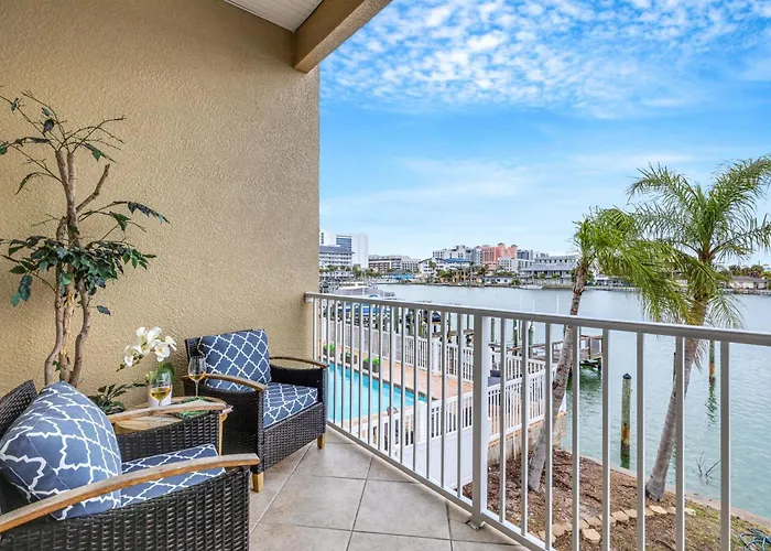 Bayway Luxury Waterfront Townhome & Pool Ferienhaus *
