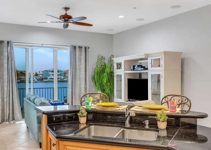 Bayway Luxury Waterfront Townhome & Pool Ferienhaus