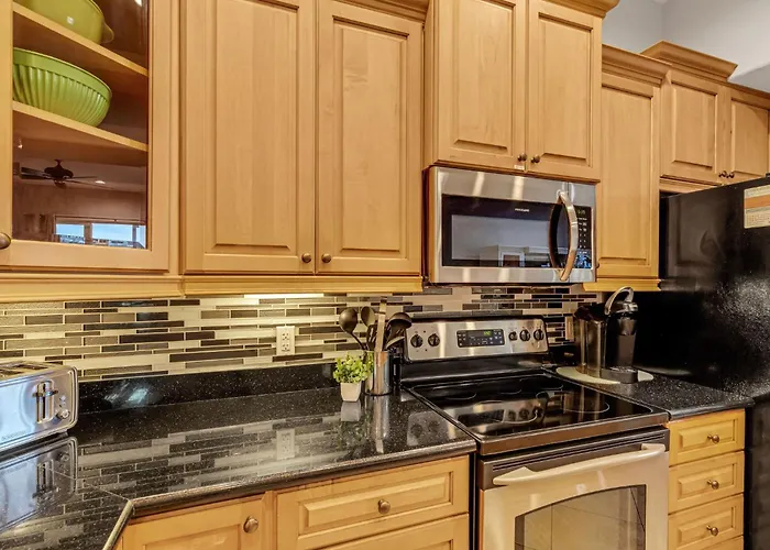 Bayway Luxury Waterfront Townhome & Pool Ferienhaus