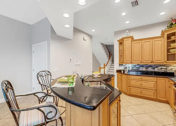 Bayway Luxury Waterfront Townhome & Pool Ferienhaus *