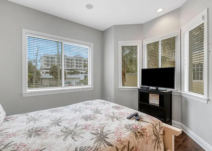 Bayway Luxury Waterfront Townhome & Pool Ferienhaus