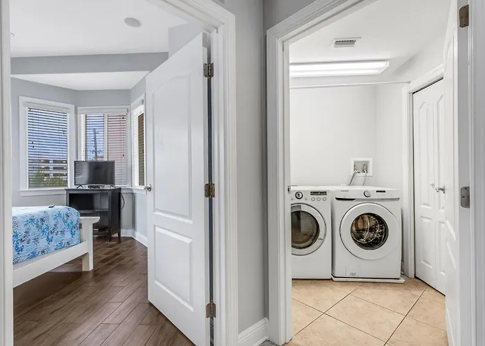 Bayway Luxury Waterfront Townhome & Pool *
