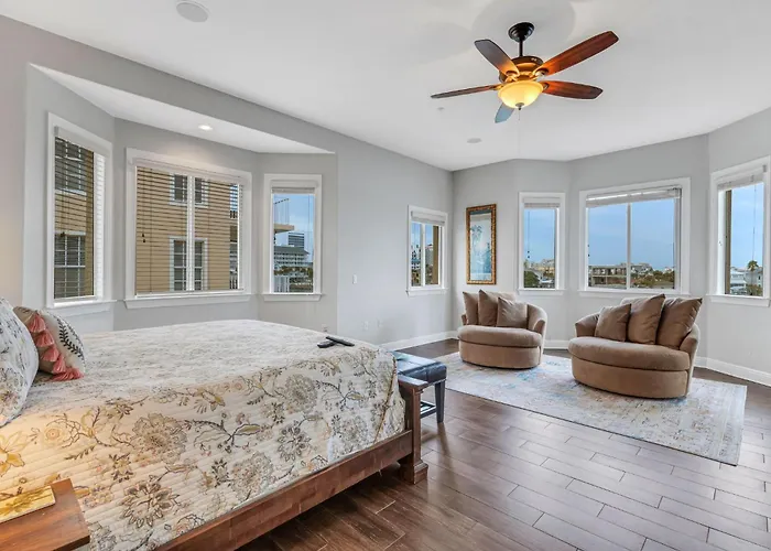 Bayway Luxury Waterfront Townhome & Pool *