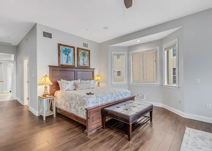 Bayway Luxury Waterfront Townhome & Pool