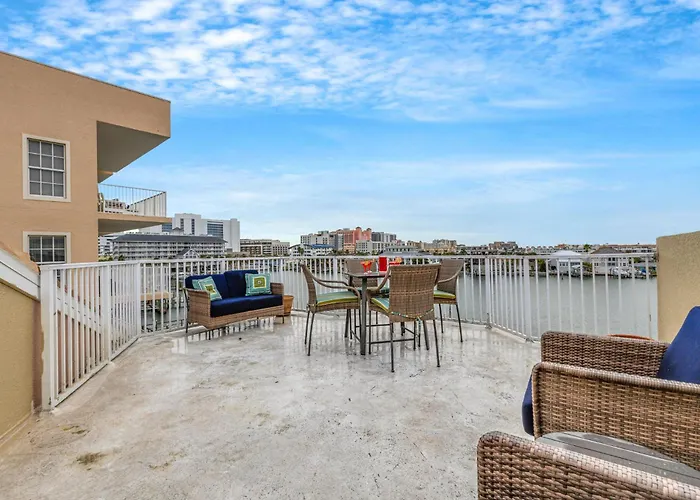 Bayway Luxury Waterfront Townhome & Pool Ferienhaus