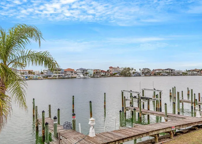 Bayway Luxury Waterfront Townhome & Pool Ferienhaus
