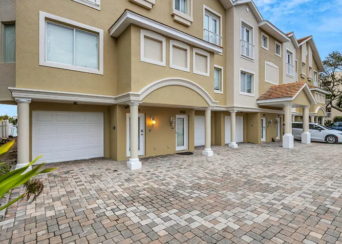 Bayway Luxury Waterfront Townhome & Pool Ferienhaus